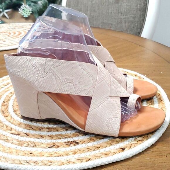 Gentle Souls Inna Leather Wedge, Women’s Embossed Sandal, Size 9.5 - Picture 2 of 9